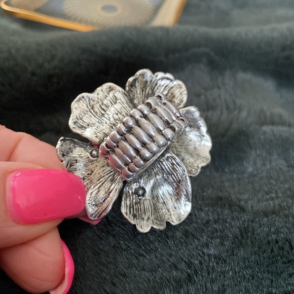 Beautiful silver tone flower 🌸 ring stretch band size 6.5 + - Picture 6 of 13
